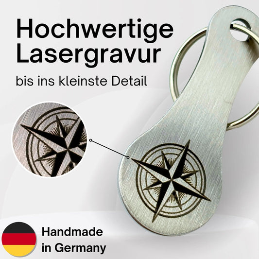 Detaillierte Lasergravur eines Kompassmotivs auf Edelstahl-Einkaufswagenchip – Handmade in Germany.