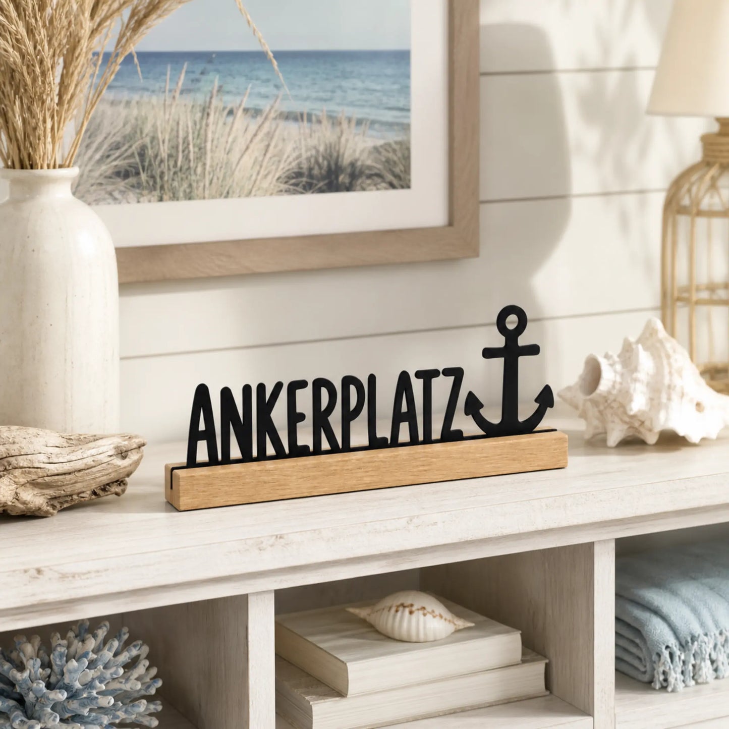 Maritime Ankerplatz Deko aus Eichenholz auf Fensterbank im Küstenstil