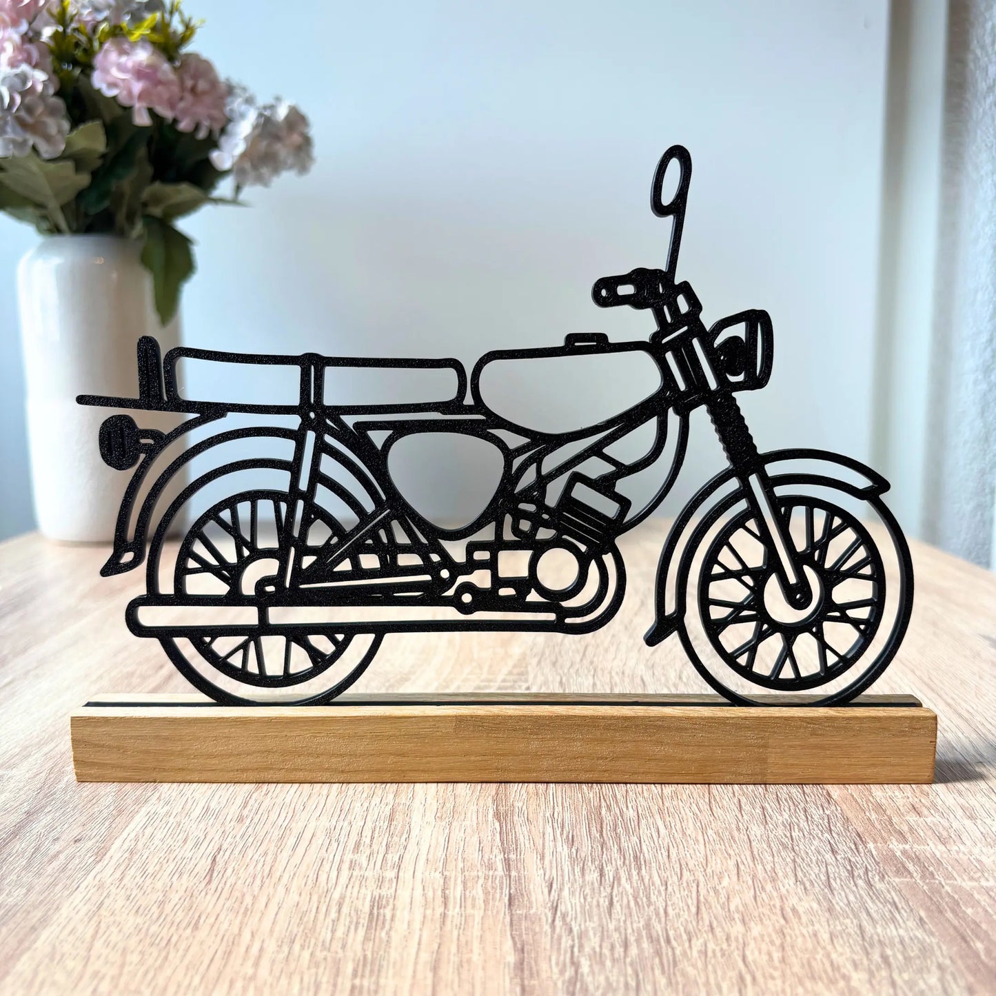 Hochwertiger 3D-Druck einer Simson S51 auf Eichenholz-Leiste