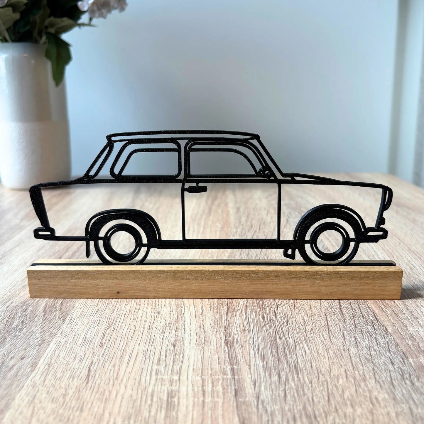 Wohnbeispiel Trabant Deko auf Regal neben Vase – moderne Einrichtung