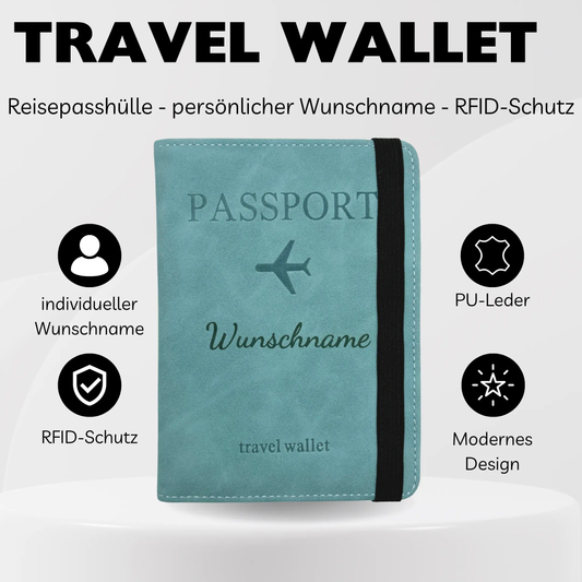 Vorderansicht der gravierten Reisepasshülle Travel Wallet in Blau