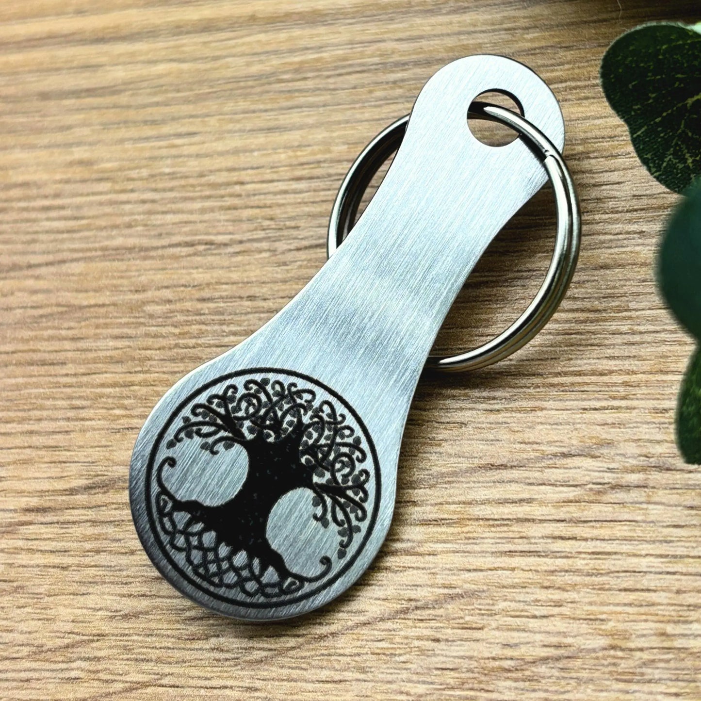 Einkaufswagenchip mit Lebensbaum Gravur aus Edelstahl – robust, langlebig und perfekt als Schlüsselanhänger