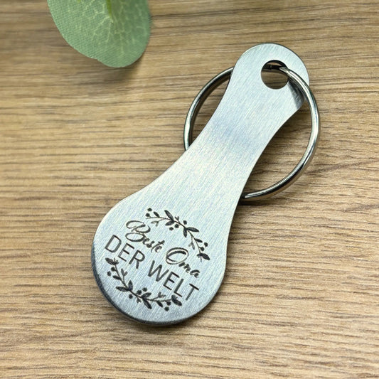 Schlüsselanhänger aus Edelstahl mit detailreicher Gravur "Beste Oma der Welt" auf Holzoptik