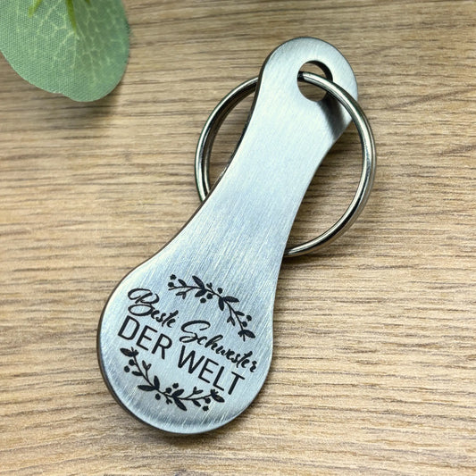 Hochwertiger Einkaufswagenlöser „Beste Schwester der Welt“ – Edelstahl mit Gravur, liebevoll inszeniert auf natürlichem Holzuntergrund