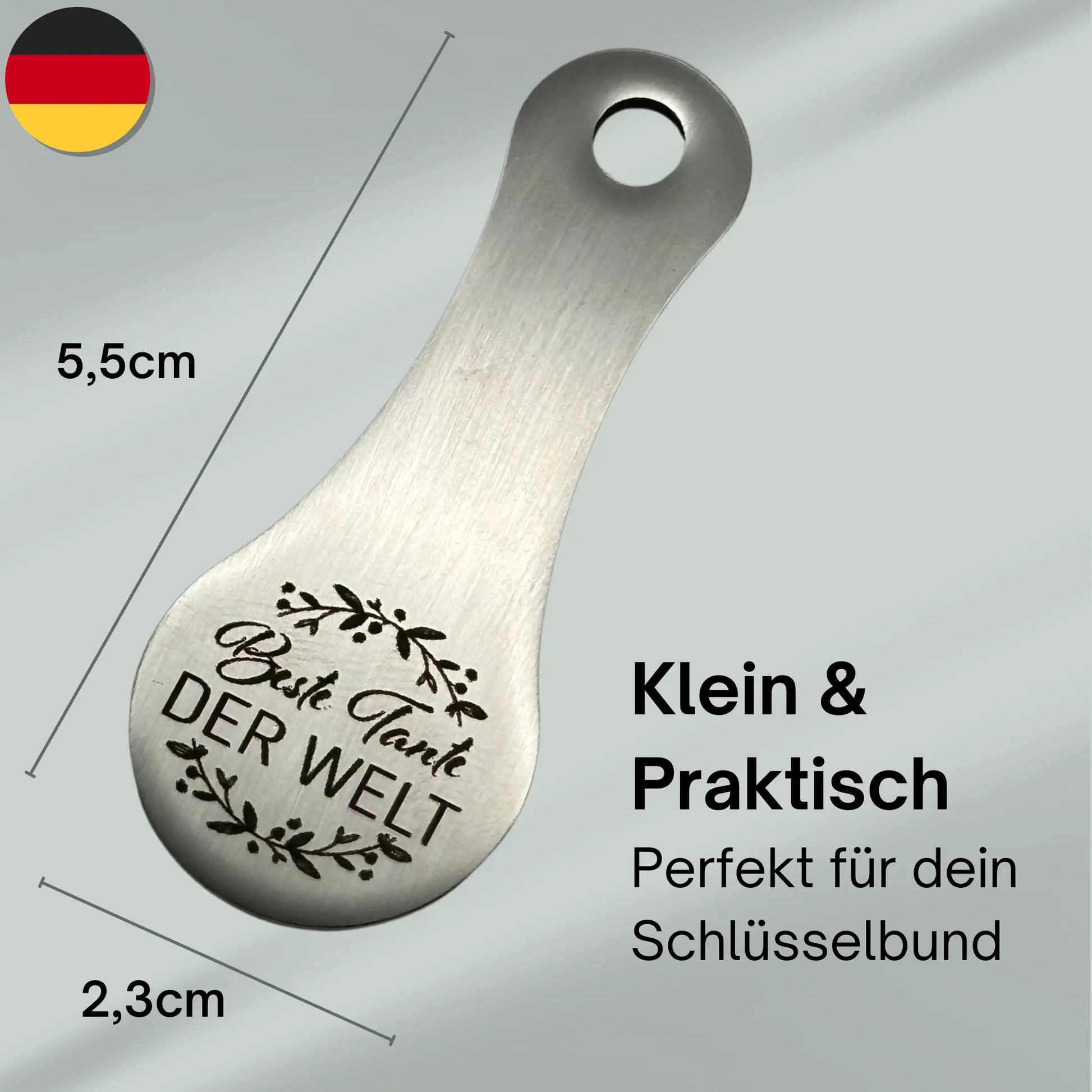 Maßangaben eines gravierten Schlüsselanhängers aus Edelstahl – 5,5 cm x 2,3 cm – klein, praktisch, perfekt für den Schlüsselbund