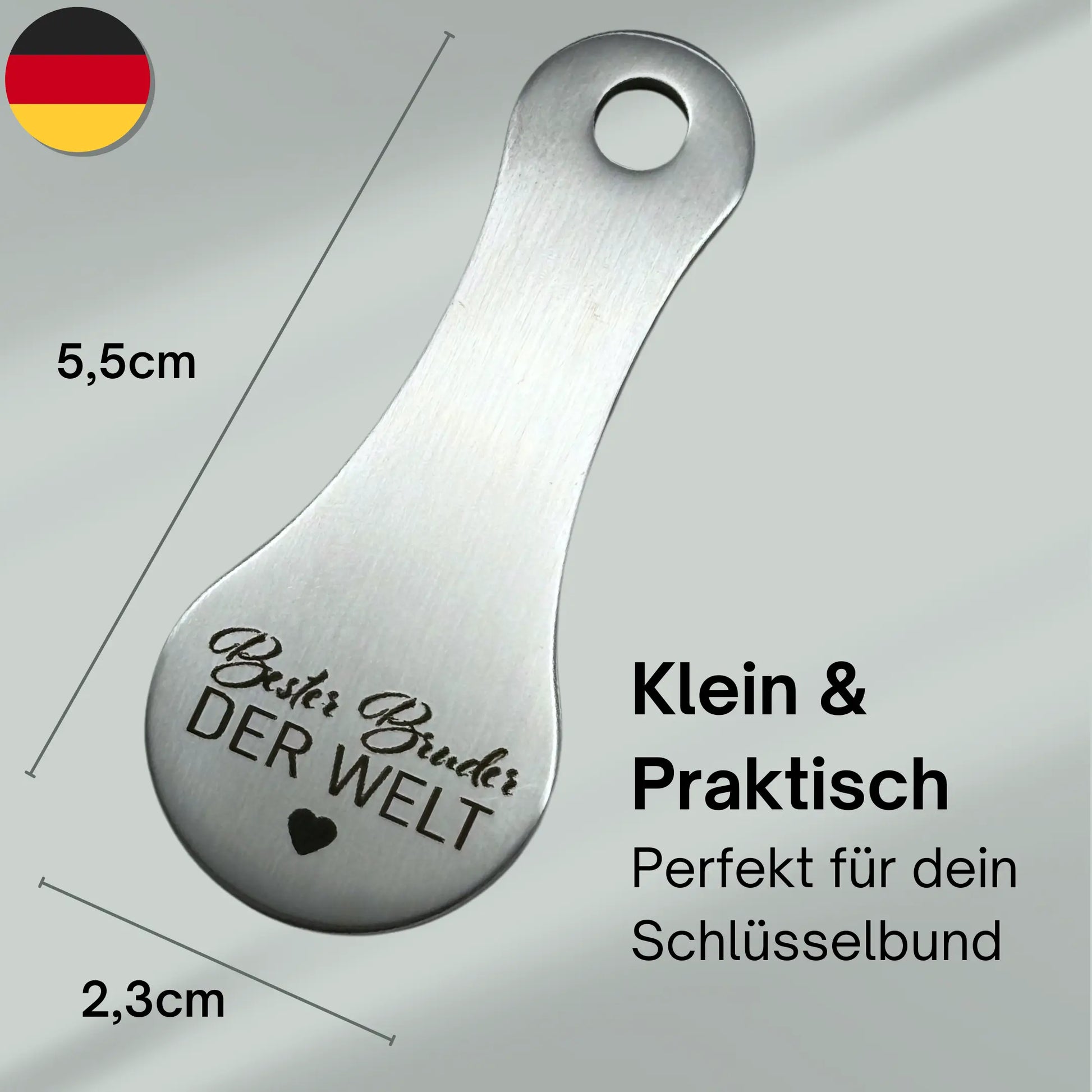 Maße des gravierten Schlüsselanhängers „Bester Bruder der Welt“ – 5,5 cm x 2,3 cm, kompakt und ideal für den Schlüsselbund
