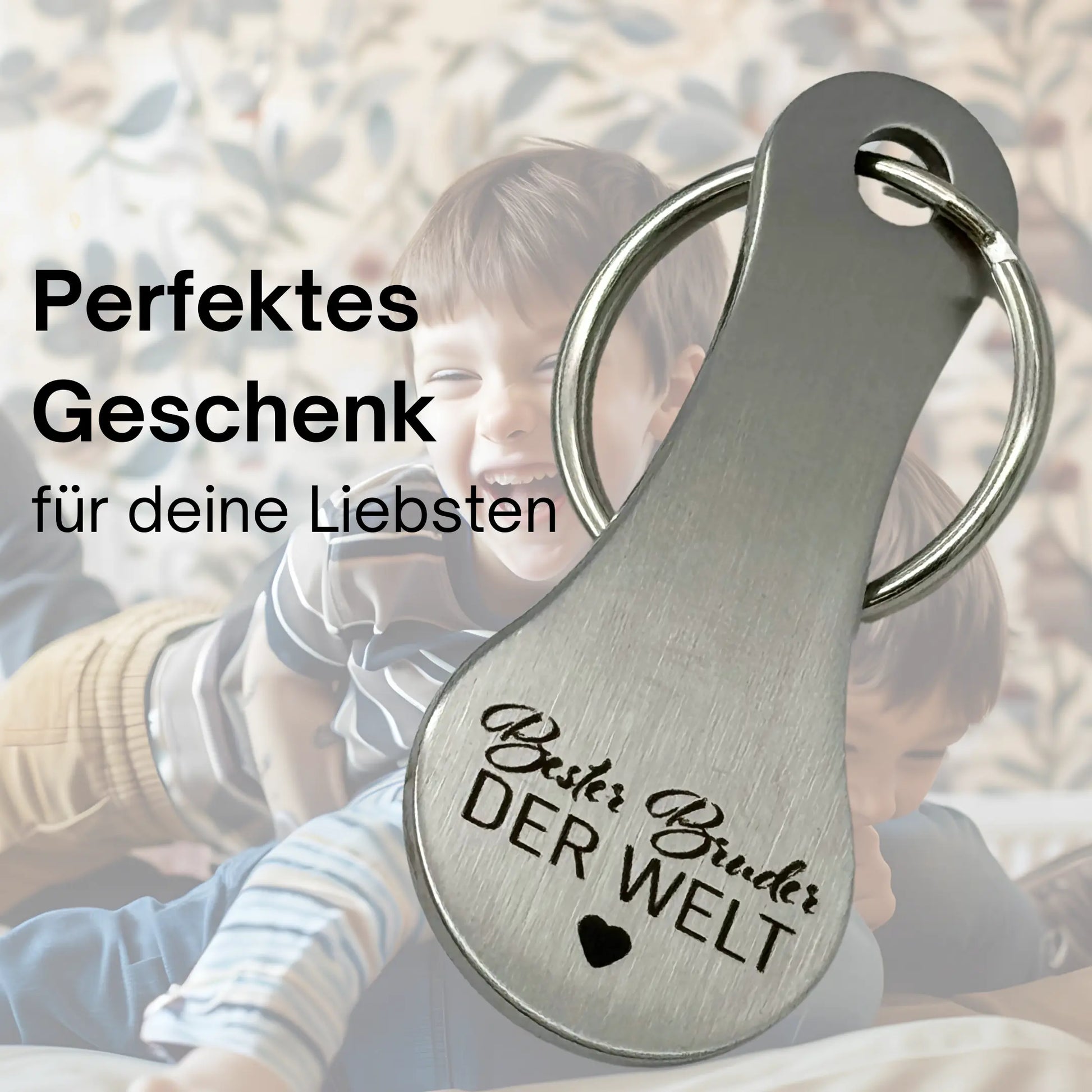 Personalisierter Schlüsselanhänger mit Gravur „Bester Bruder der Welt“ – perfektes Geschenk für Brüder, emotional inszeniert mit spielenden Kindern