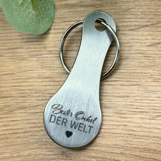 Gravierter Einkaufswagenlöser aus Edelstahl mit Aufschrift „Bester Onkel der Welt“, hochwertiger Schlüsselanhänger auf Holzoberfläche fotografiert