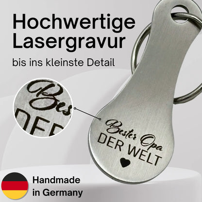 Detaillierte Lasergravur „Bester Opa der Welt“ auf Edelstahl-Schlüsselanhänger – handmade in Germany, Fokus auf Gravurqualität