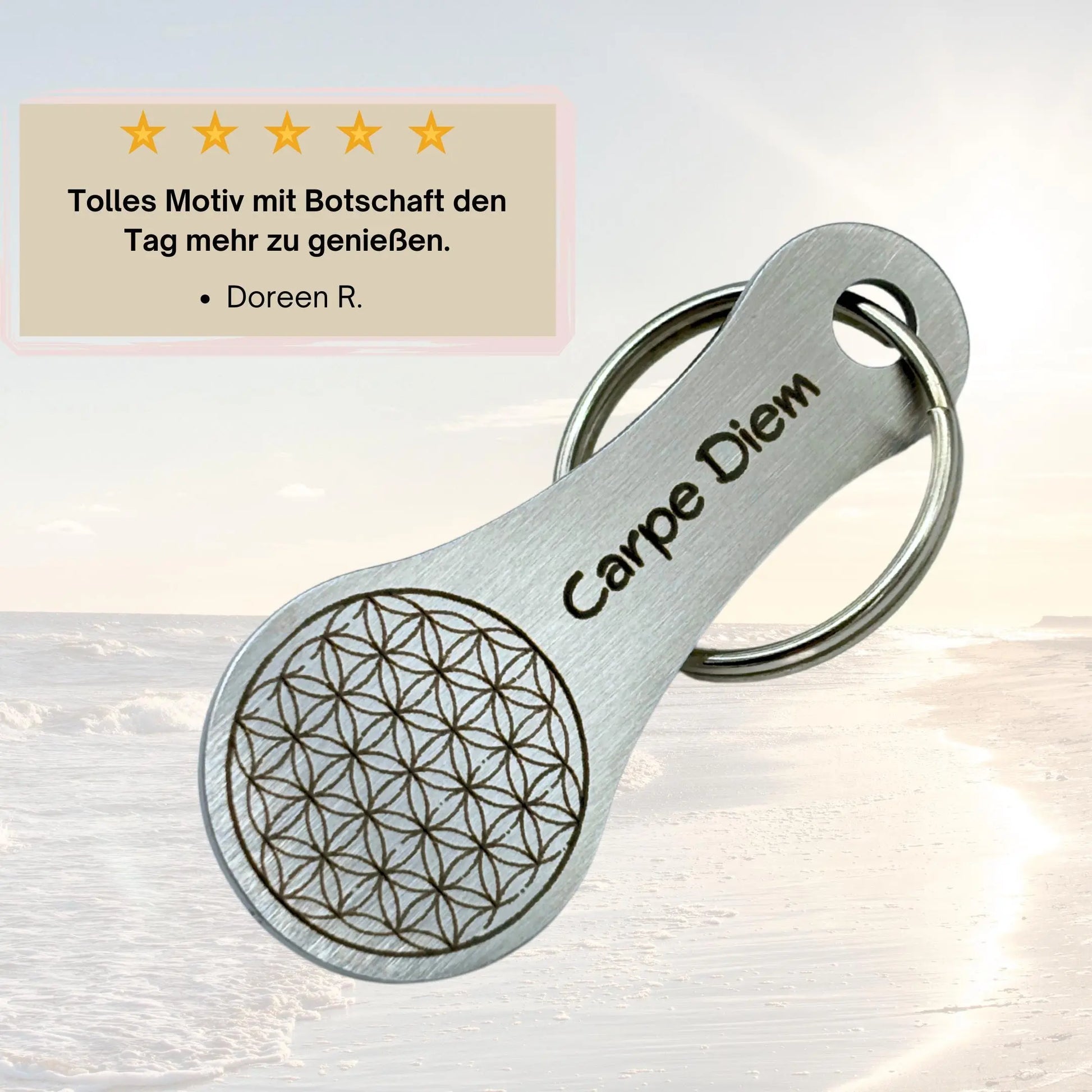 Edelstahl Einkaufswagenlöser mit Gravur "Carpe Diem" und Blume des Lebens – Kundenbewertung auf hellem Hintergrund mit Sonnenaufgang