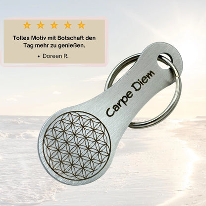 Edelstahl Einkaufswagenlöser mit Gravur "Carpe Diem" und Blume des Lebens – Kundenbewertung auf hellem Hintergrund mit Sonnenaufgang