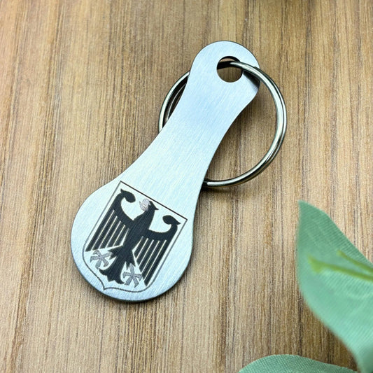 Hochwertiger Edelstahl-Einkaufschip mit Bundesadler auf Holztisch – Made in Germany