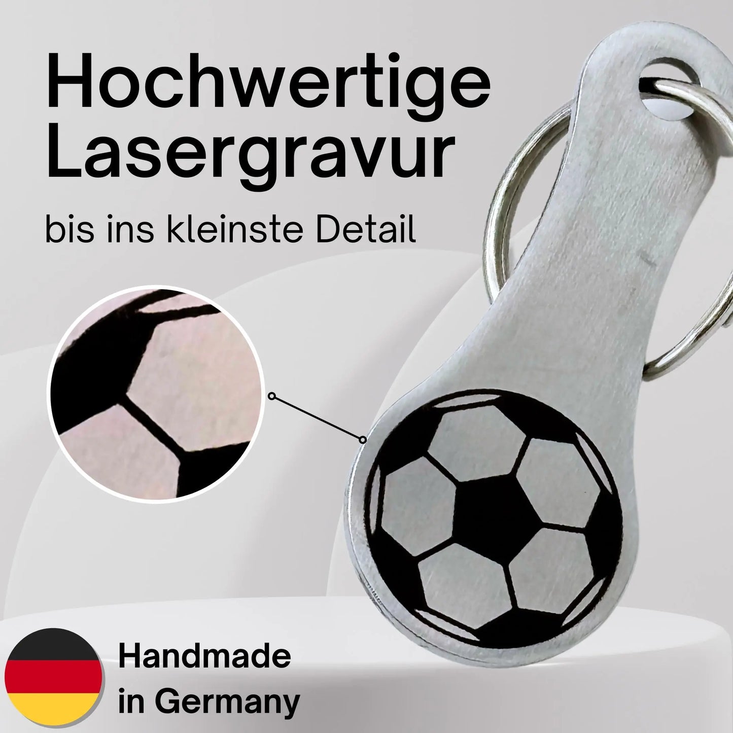 Detailansicht der hochwertigen Lasergravur eines Fußball-Motivs auf einem Einkaufswagenlöser aus Edelstahl – Handmade in Germany