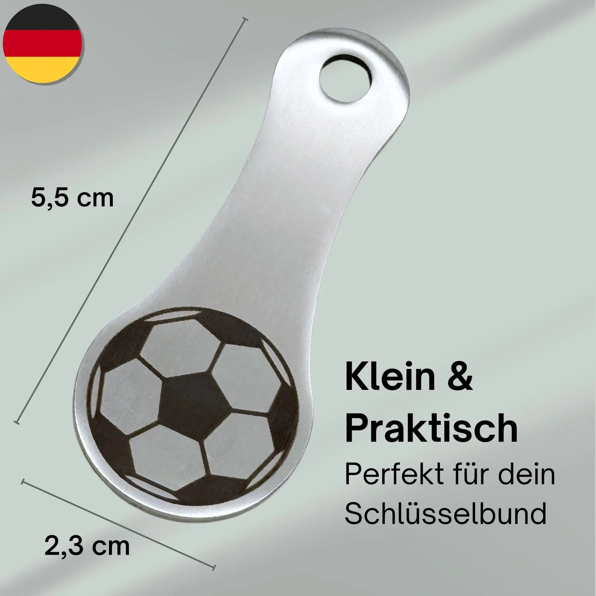 Größenvergleich des Einkaufswagenlösers mit Fußball-Gravur – klein, praktisch und ideal für den Schlüsselbund