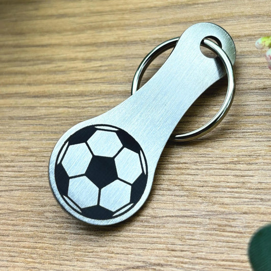 Nahaufnahme des Einkaufswagenlösers mit Fußballgravur auf Holz – ideal als Geschenk für Fußballfans