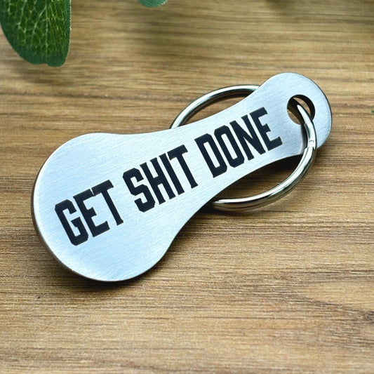 Schlüsselanhänger "Get Shit Done" aus gebürstetem Edelstahl – stilvoll und funktional, ideal für Alltag und Motivation