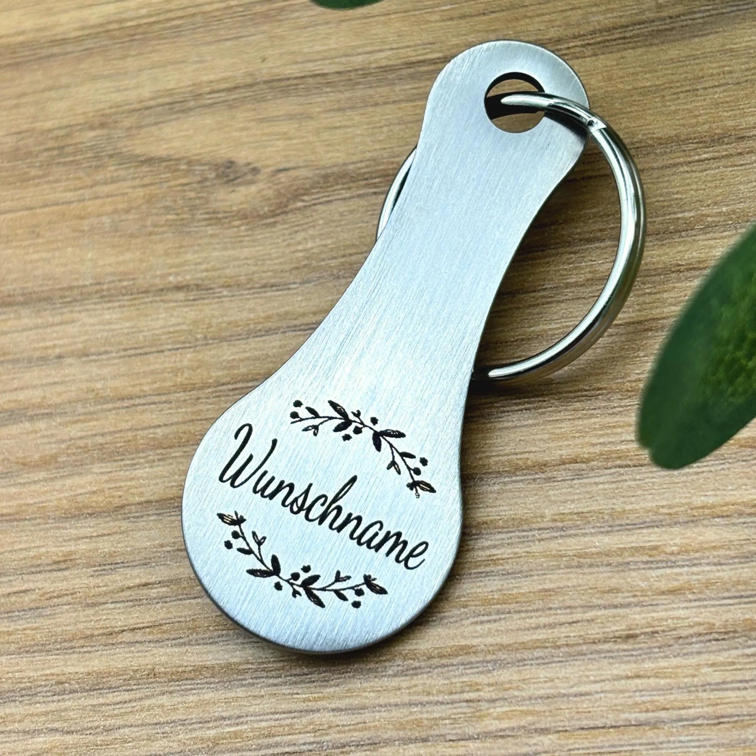 Hochwertige Lasergravur im Detail – personalisierter Einkaufschip Schlüsselanh