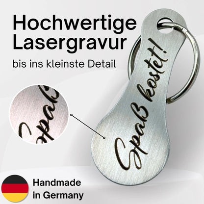 Detailaufnahme Lasergravur „Spaß kostet!“ – Einkaufswagenlöser aus Metall