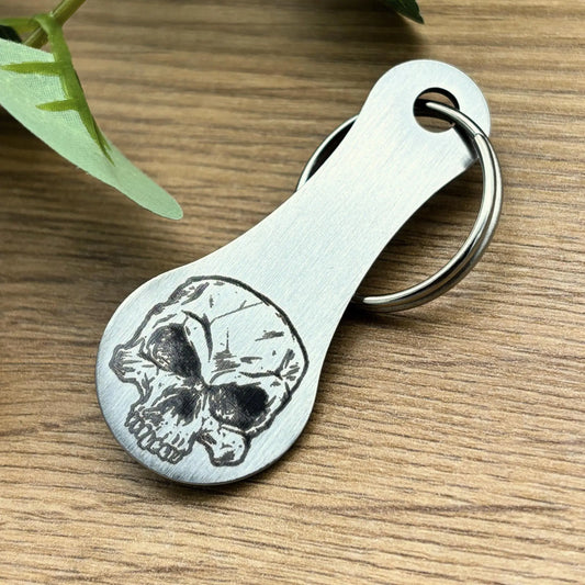 Edelstahl Einkaufswagenchip mit Lasergravur im Totenkopf-Design – robust, kompakt und Made in Germany für echte Individualisten