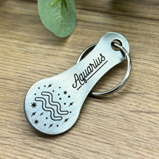 Minimalistischer Schlüsselanhänger mit Aquarius-Sternzeichen Gravur aus Edelstahl, robust und langlebig gefertigt in Deutschland