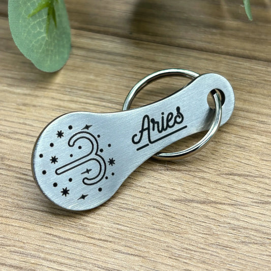 Edelstahl Einkaufswagenlöser mit Sternzeichen Aries Gravur auf Holzuntergrund – personalisierter Schlüsselanhänger für Widder-Geborene