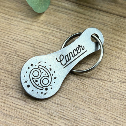 Einkaufswagenchip mit Sternzeichen Krebs Gravur – stilvoller Metall-Schlüsselanhänger mit „Cancer“-Schriftzug und Sternenmuster