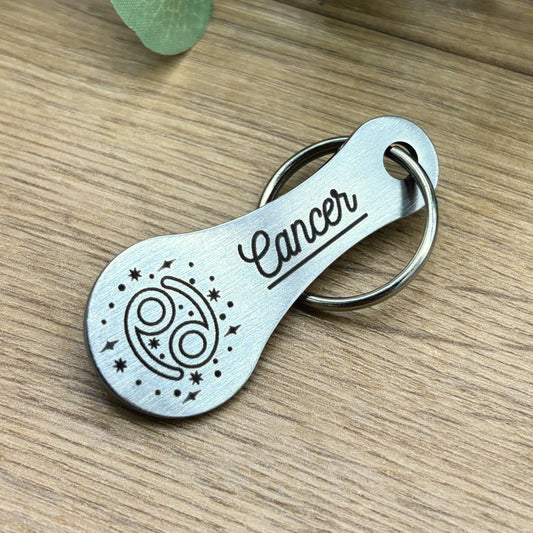 Einkaufswagenchip mit Sternzeichen Krebs Gravur – stilvoller Metall-Schlüsselanhänger mit „Cancer“-Schriftzug und Sternenmuster