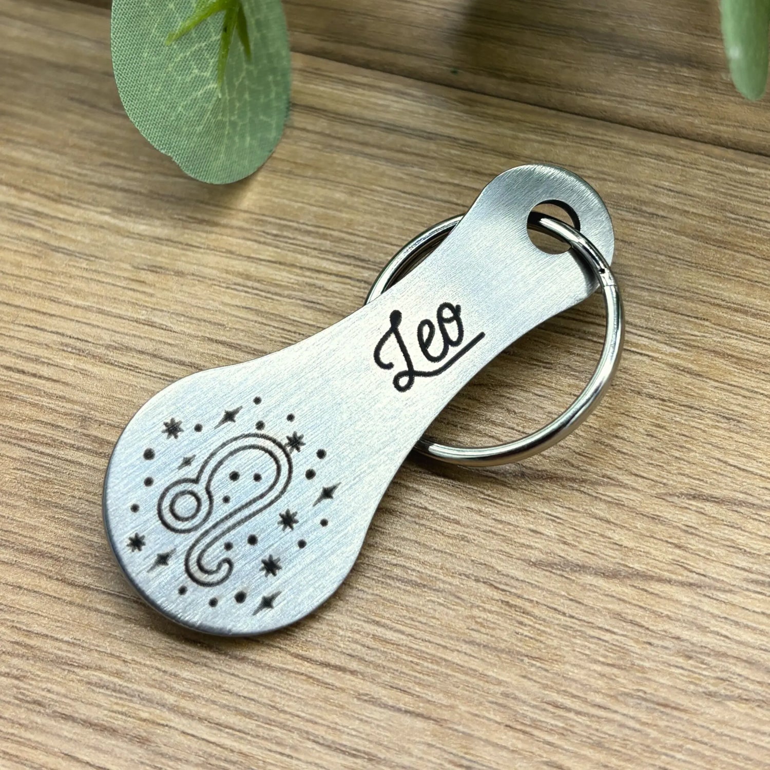 Edelstahl Einkaufswagenlöser mit Leo Gravur – hochwertiger Schlüsselanhänger mit Sternzeichen Löwe Symbol, graviert in Deutschland