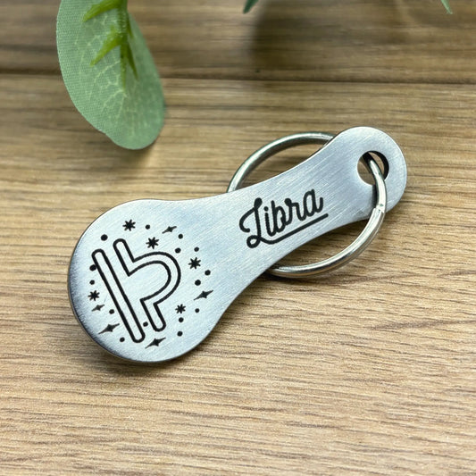 Schlüsselanhänger Einkaufswagenlöser Sternzeichen Libra – stilvoller Metallanhänger mit feiner Gravur des Waage-Symbols, dekorativ und praktisch zugleich.