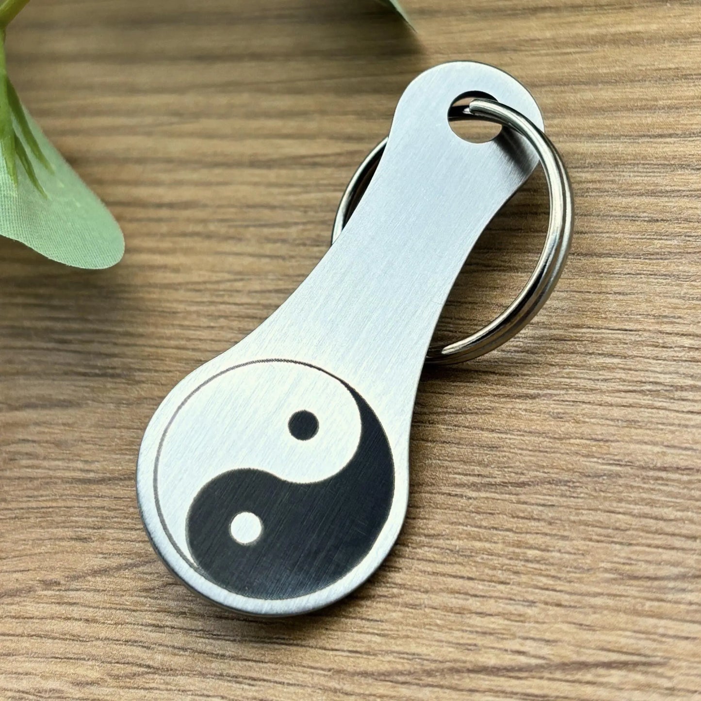 Edelstahl Schlüsselanhänger mit Yin-Yang Symbol – modernes, spirituelles Accessoire für deinen Alltag.