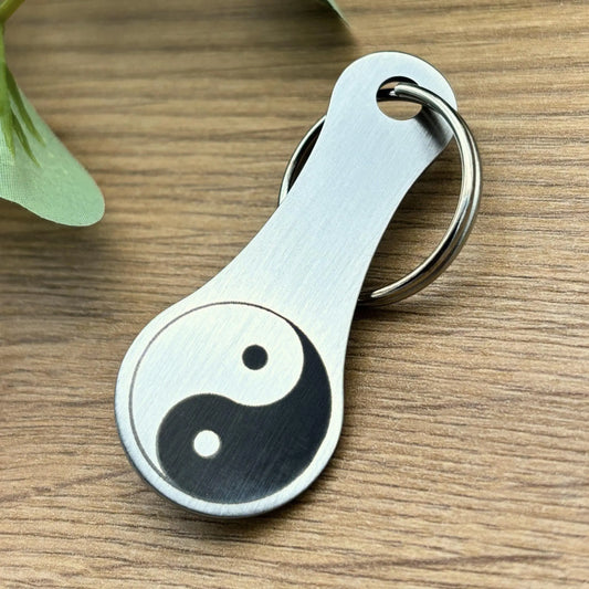 Edelstahl Schlüsselanhänger mit Yin-Yang Symbol – modernes, spirituelles Accessoire für deinen Alltag.