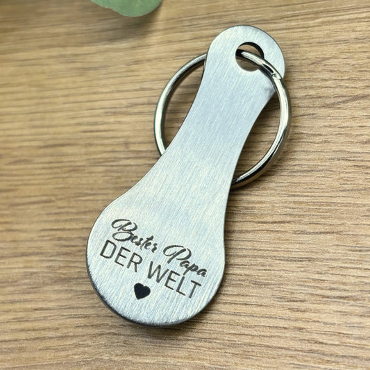 Edelstahl Einkaufswagenlöser mit Gravur "Bester Papa der Welt" auf Holzuntergrund – personalisierter Schlüsselanhänger als Geschenkidee für Väter