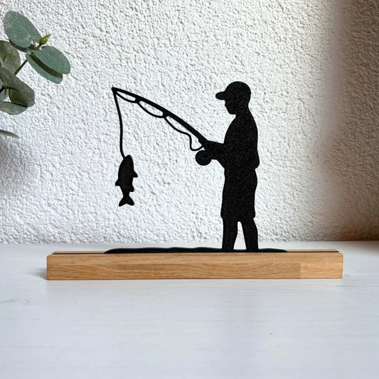 Deko Aufsteller "Angler" – aus Eichenholz & 3D-Druck, Geschenkidee für Angler eingraviert.com