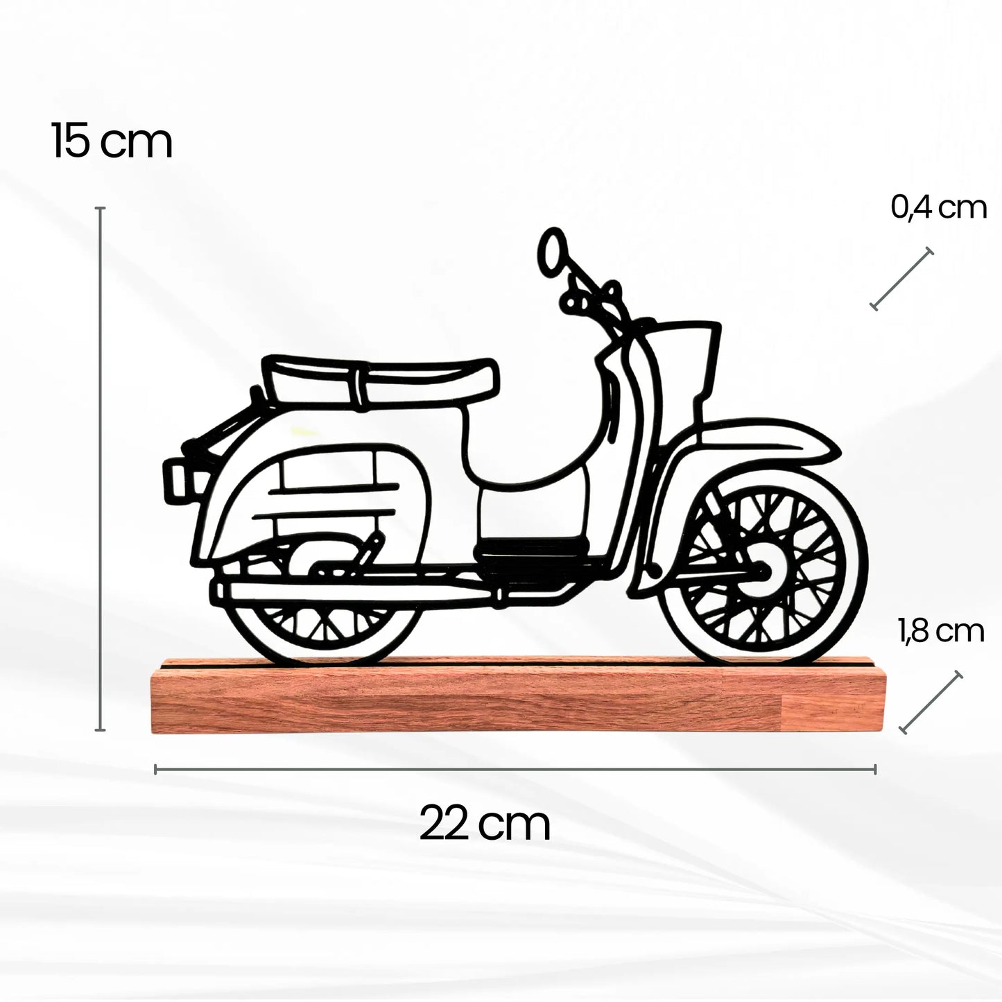 Maße des Deko Aufstellers Simson Schwalbe – Breite 22 cm, Höhe 15 cm, Sockel aus Eichenholz