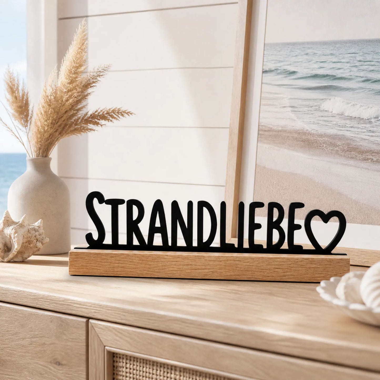 Maritime Strandliebe Deko aus Eichenholz auf Fensterbank im Küstenstil