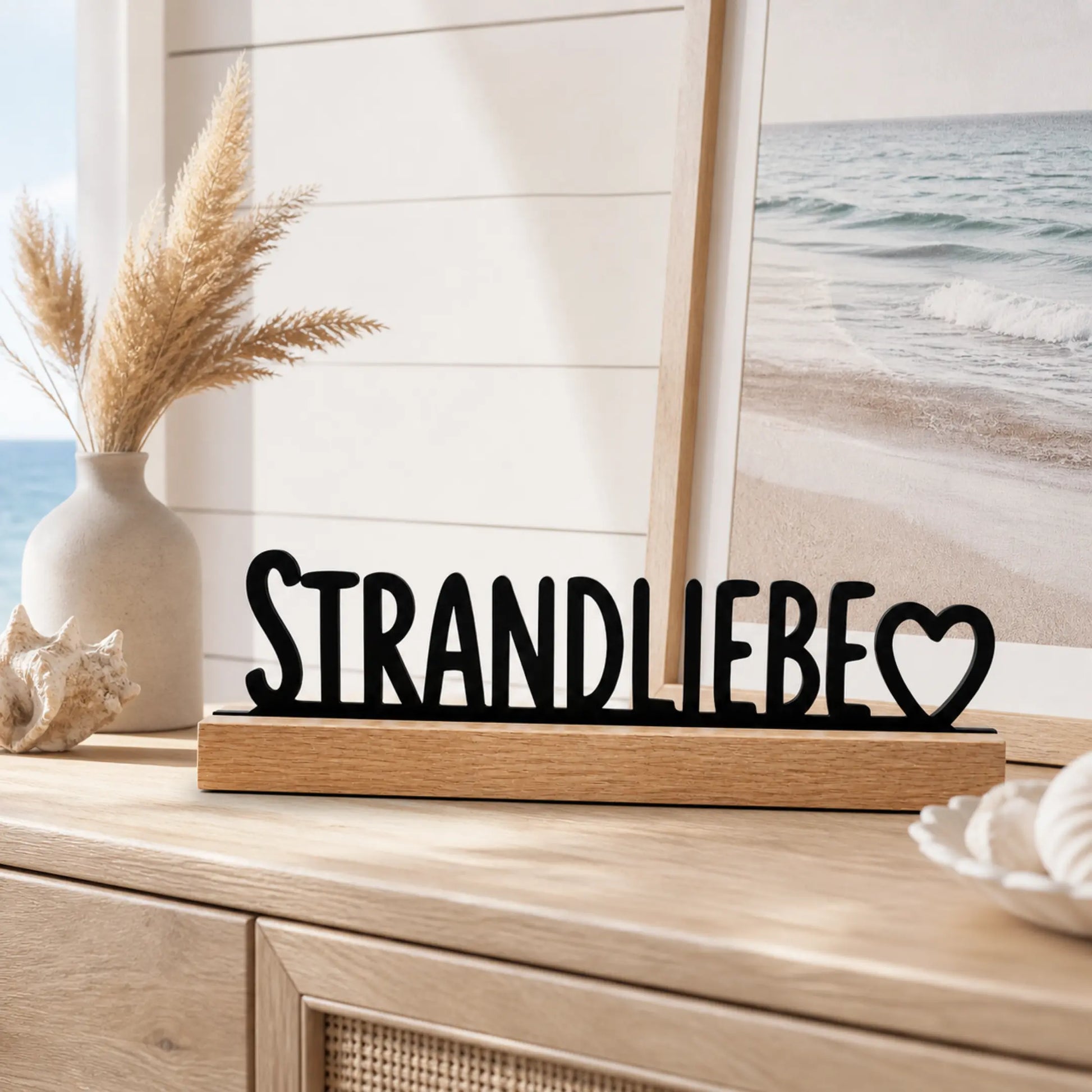 Maritime Strandliebe Deko aus Eichenholz auf Fensterbank im Küstenstil