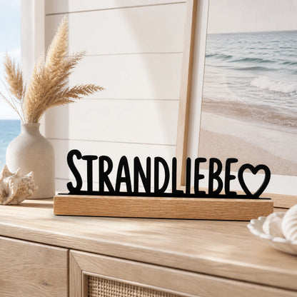 Maritime Strandliebe Deko aus Eichenholz auf Fensterbank im Küstenstil