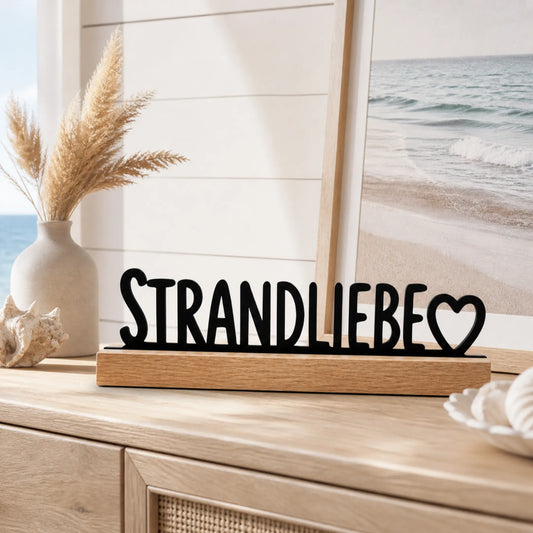 Maritime Strandliebe Deko aus Eichenholz auf Fensterbank im Küstenstil
