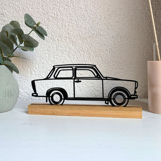 Deko Aufsteller Trabant Auto aus 3D-Druck auf Eichenholz Sockel – Frontalansicht