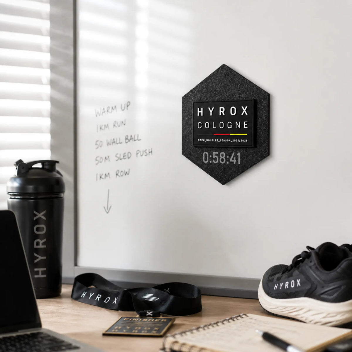 Magnetischer HYROX Patch Halter am Whiteboard in einer Trainingsecke