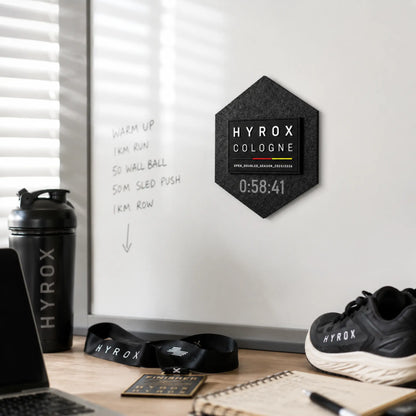 Magnetischer HYROX Patch Halter am Whiteboard in einer Trainingsecke