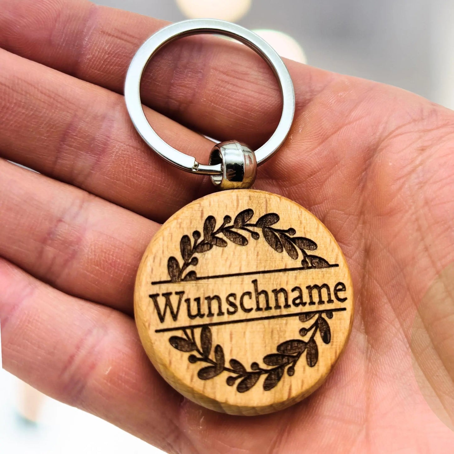 Schlüsselanhänger Holz rund mit Wunschname Gravur in Hand