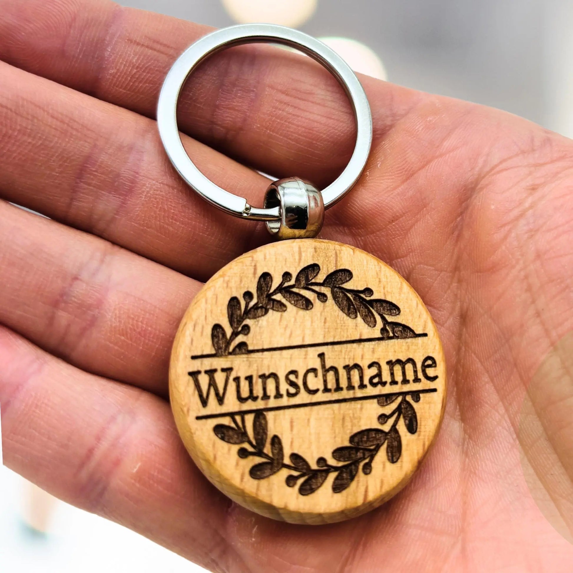 Schlüsselanhänger Holz rund mit Wunschname Gravur in Hand