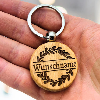 Schlüsselanhänger Holz rund mit Wunschname Gravur in Hand