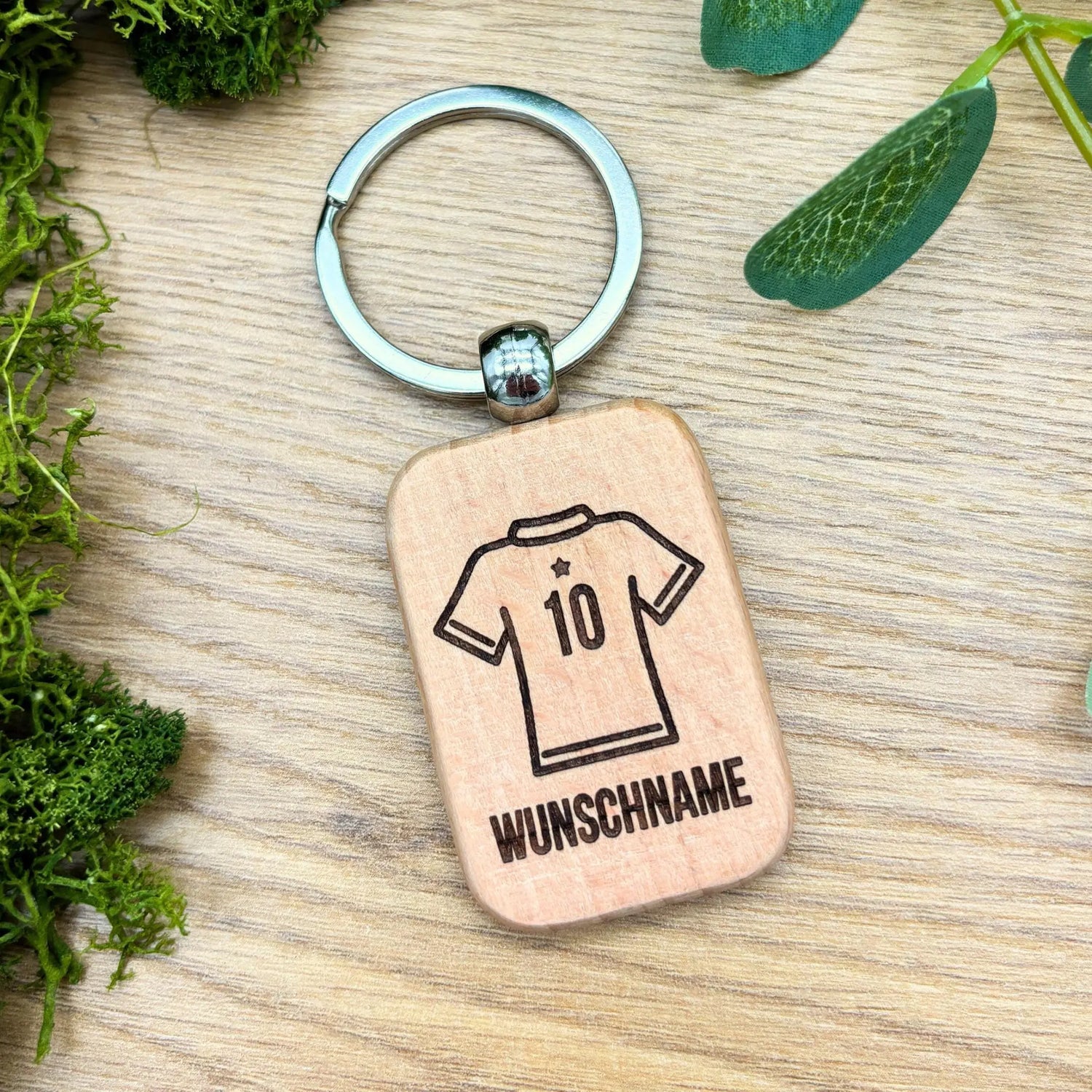 Schlüsselanhänger aus Holz in Trikotform mit Gravur – personalisierbar mit Name & Nummer