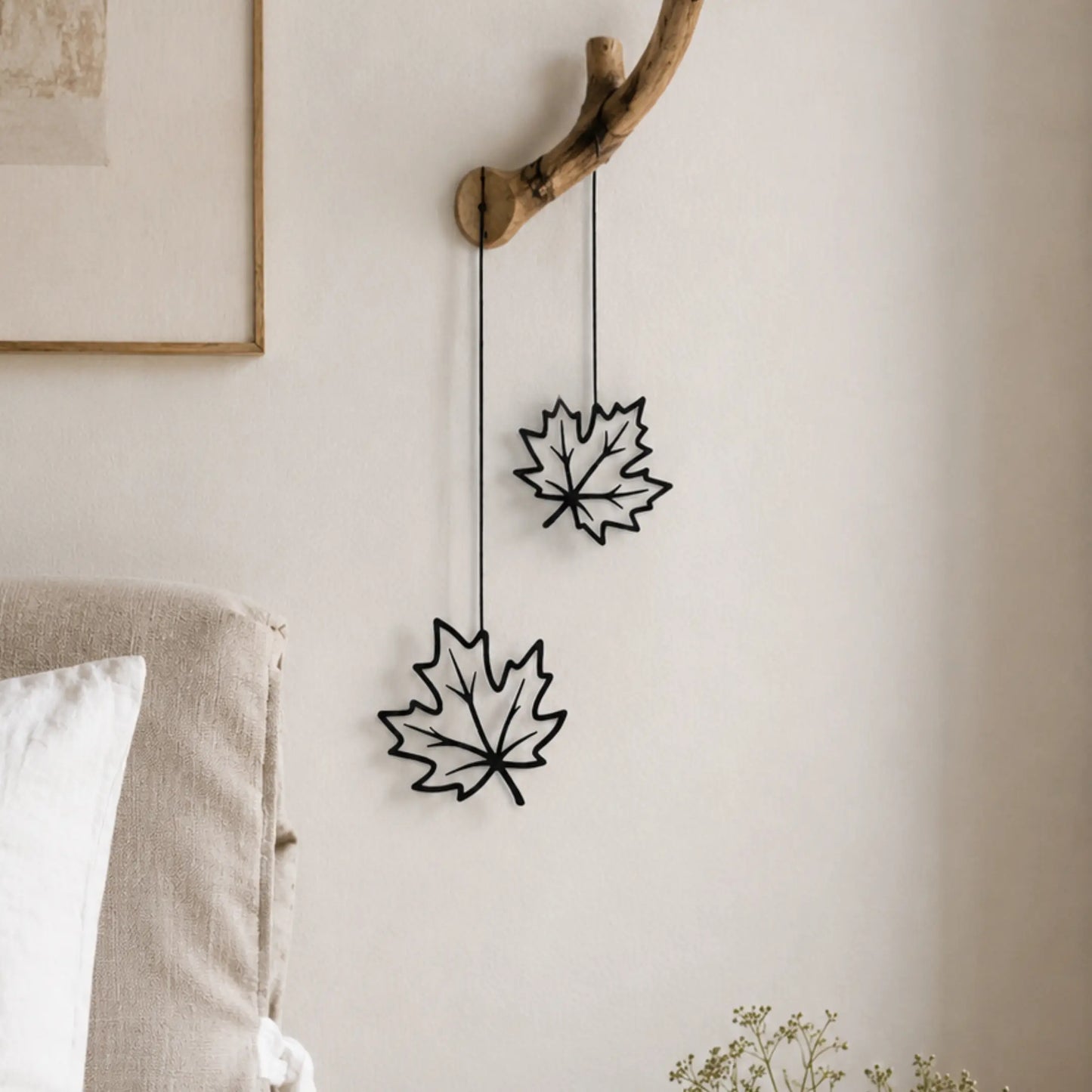 Schwarze Ahornblatt Wanddeko zum Aufhängen im Wohnzimmer als moderne Herbstdeko