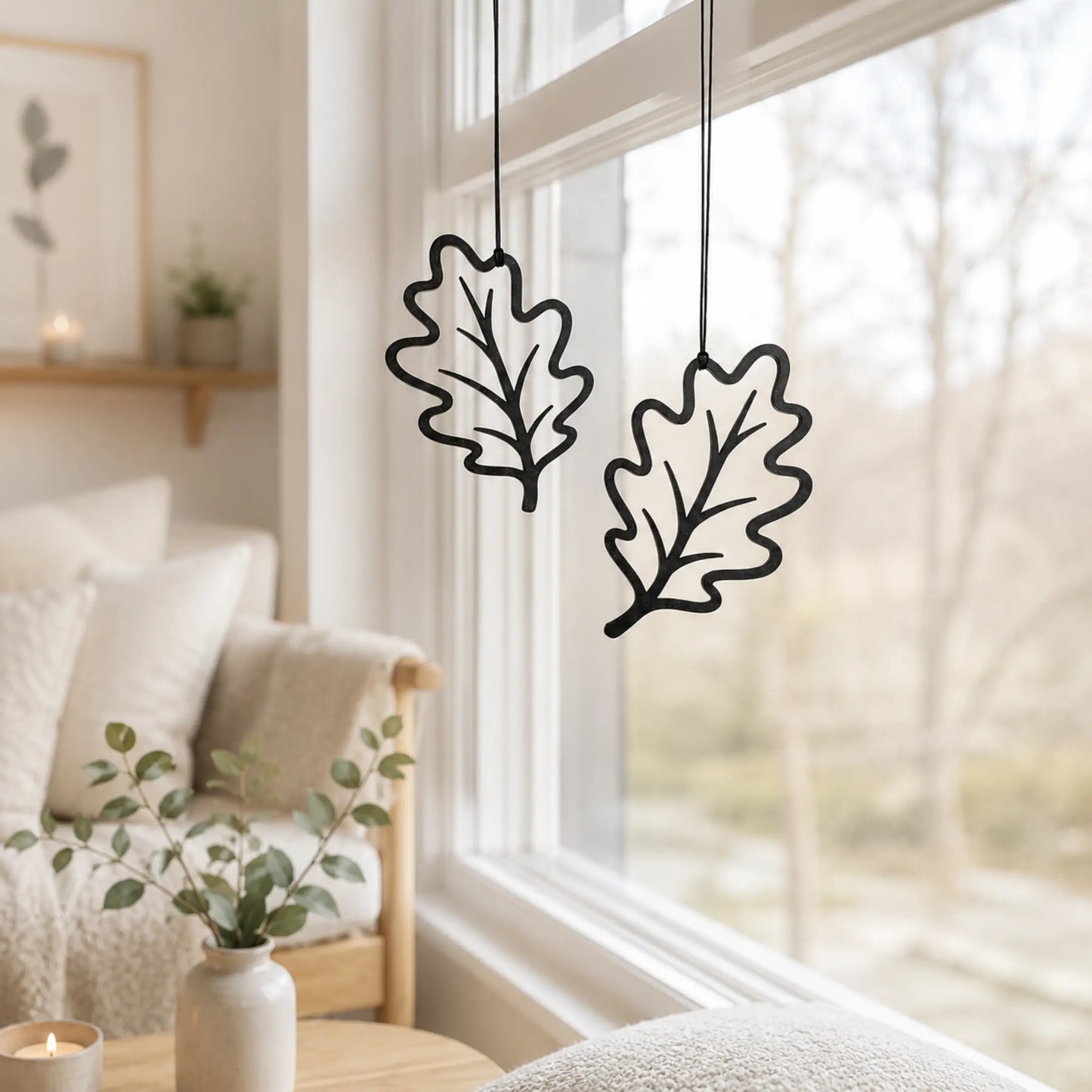 Ahornblatt Fensterdeko schwarz am Fenster im hellen Wohnambiente für moderne Herbstdeko