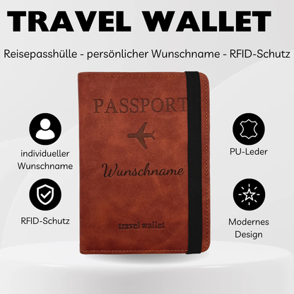 Vorderansicht der gravierten Reisepasshülle Travel Wallet in Braun